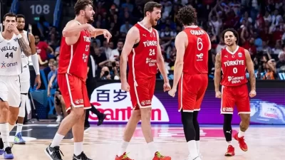 12 Dev Adam tarih yazdı 50 yıl sonra Yunanistan’ı devirdik A Milli Erkek Basketbol Takımı, EuroBasket 2025 yarı finalinde Yunanistan’ı
