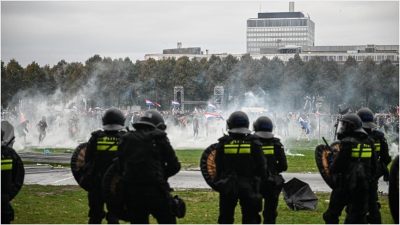 Lahey’de Protestocular Polis Aracını Ateşe Verdi Hollanda’nın Lahey kentinde, aşırı sağcı bir grubun hükümetin sığınmacı politikasını sıkılaştırma talebiyle
