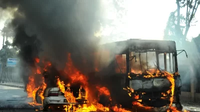 Almanya’nın Münih kentinde Lerchenauer Strasse’de meydana gelen patlamada bir otobüs