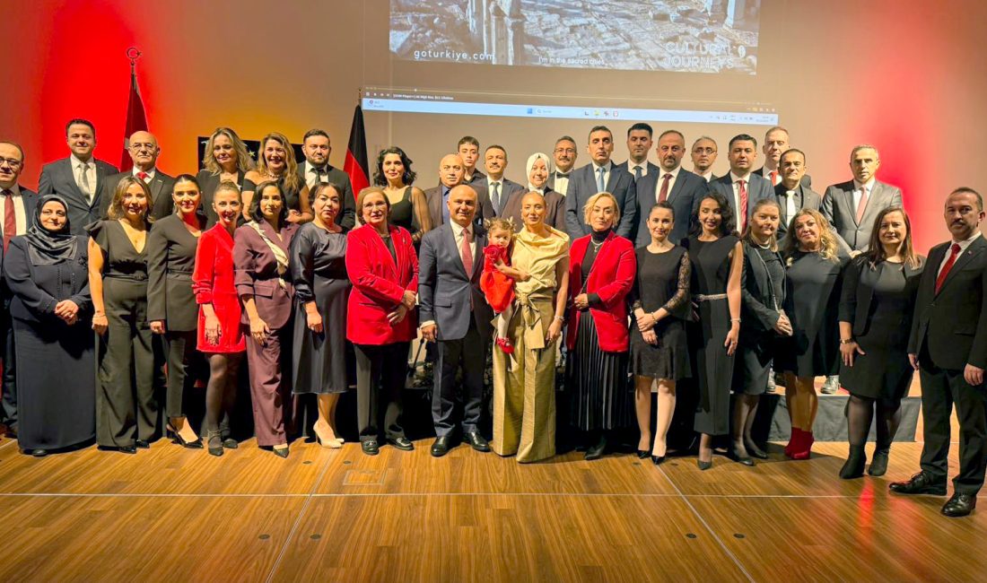 Essen Başkonsolosluğu’ndan Cumhuriyetin 102. yılına görkemli kutlama Türkiye Cumhuriyeti’nin 102. yıldönümü dolayısıyla T.C. Essen Başkonsolosu Taylan Özgür