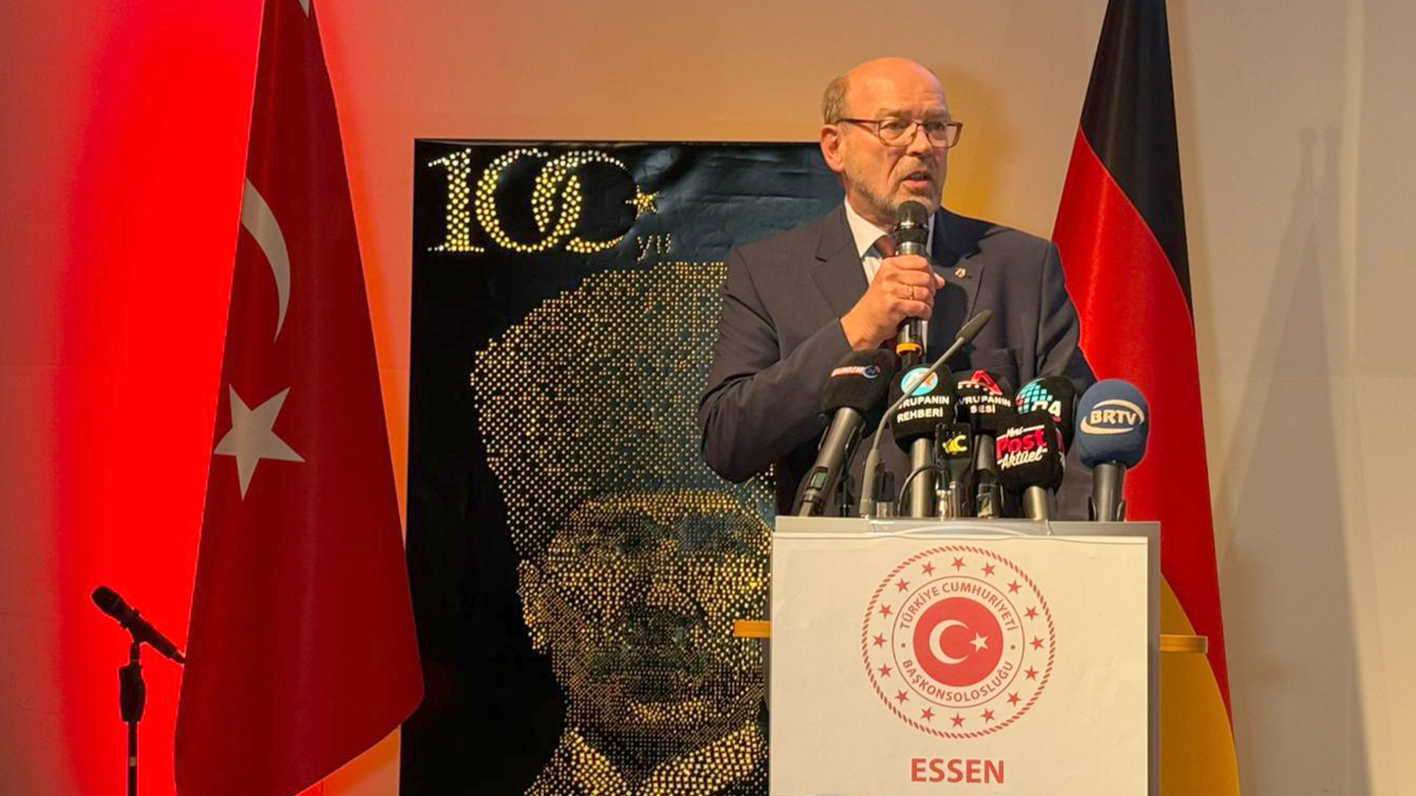 Essen Başkonsolosluğu’ndan Cumhuriyetin 102. yılına görkemli kutlama 15 essen cumhuriyet kutlama11