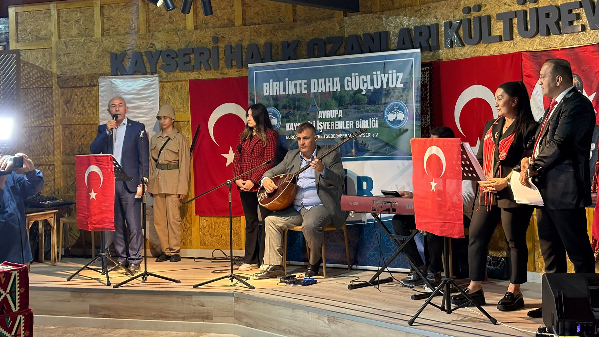 Cumhuriyet’in 102. Yılında AKİB’ten duygu dolu “Şühedaya Saygı Gecesi” 24 kayseri suheda anma11